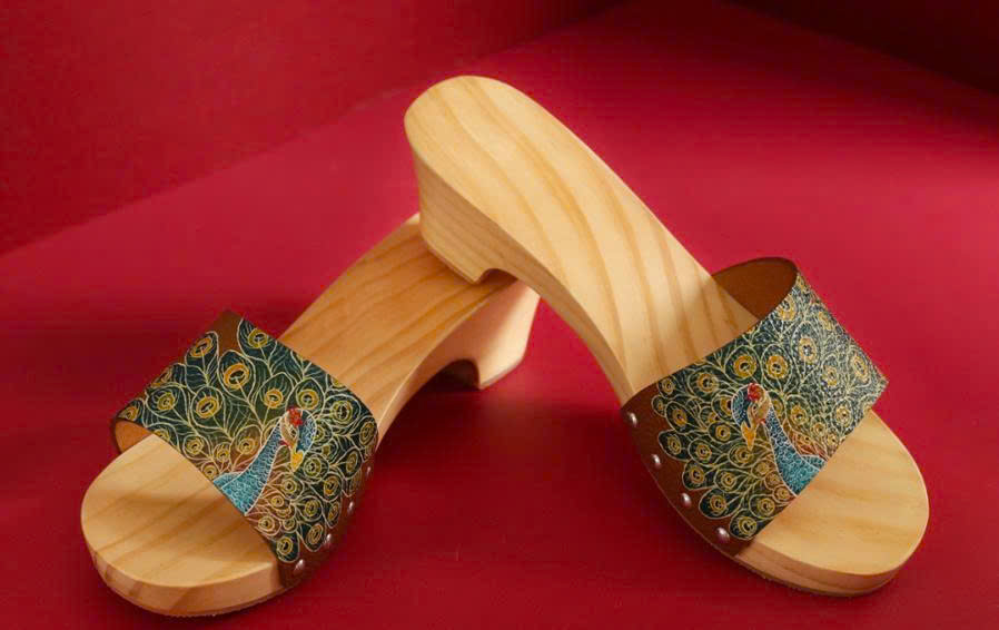 Guốc Gỗ Quai Họa Tiết Chim Công