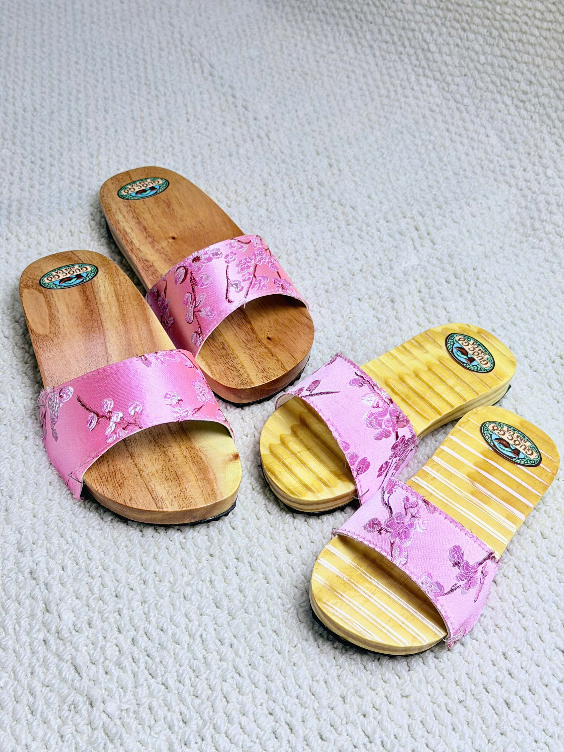 Mẹ và bé Guốc Gỗ Mẹ đế bệt , con đế gợn sóng , quai gấm hồng xinh xắn