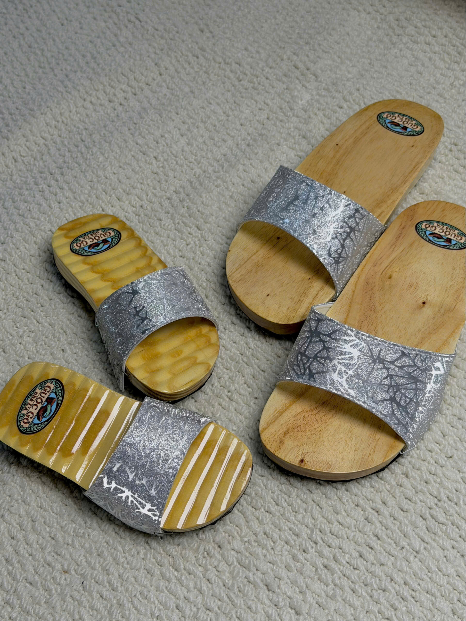 Mẹ và Bé Guốc gỗ (mộc) Mẹ đế bệt , con đế gợn sóng , Quai kim tuyến bạc