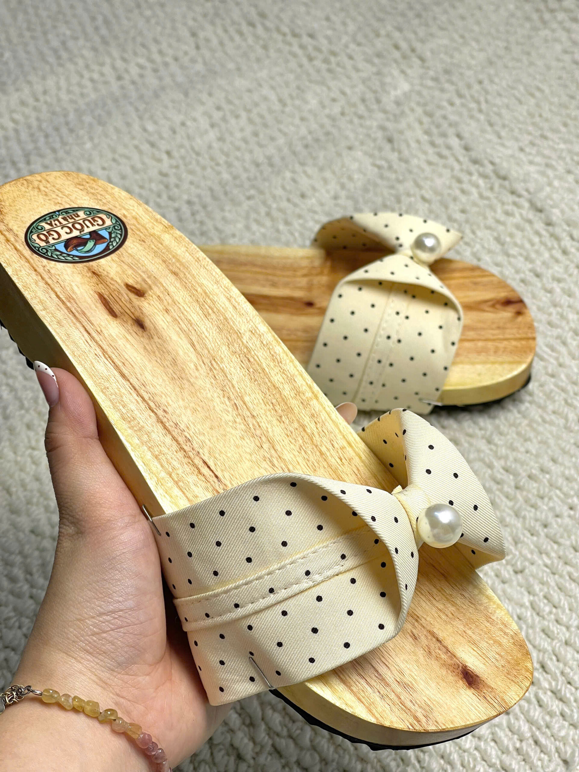 Guốc gỗ đế bệt quai chấm bi nude châu